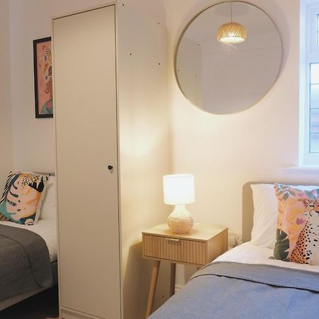 Bee Stays - Long Lane Warrington Bagian luar foto